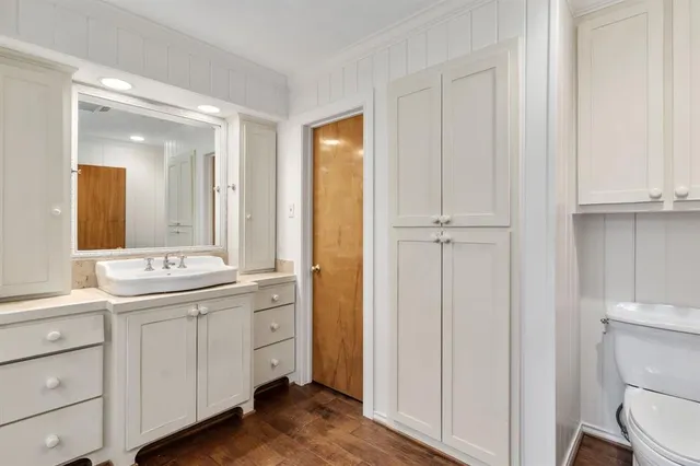 a view of livingroom with closet and ceiling fan