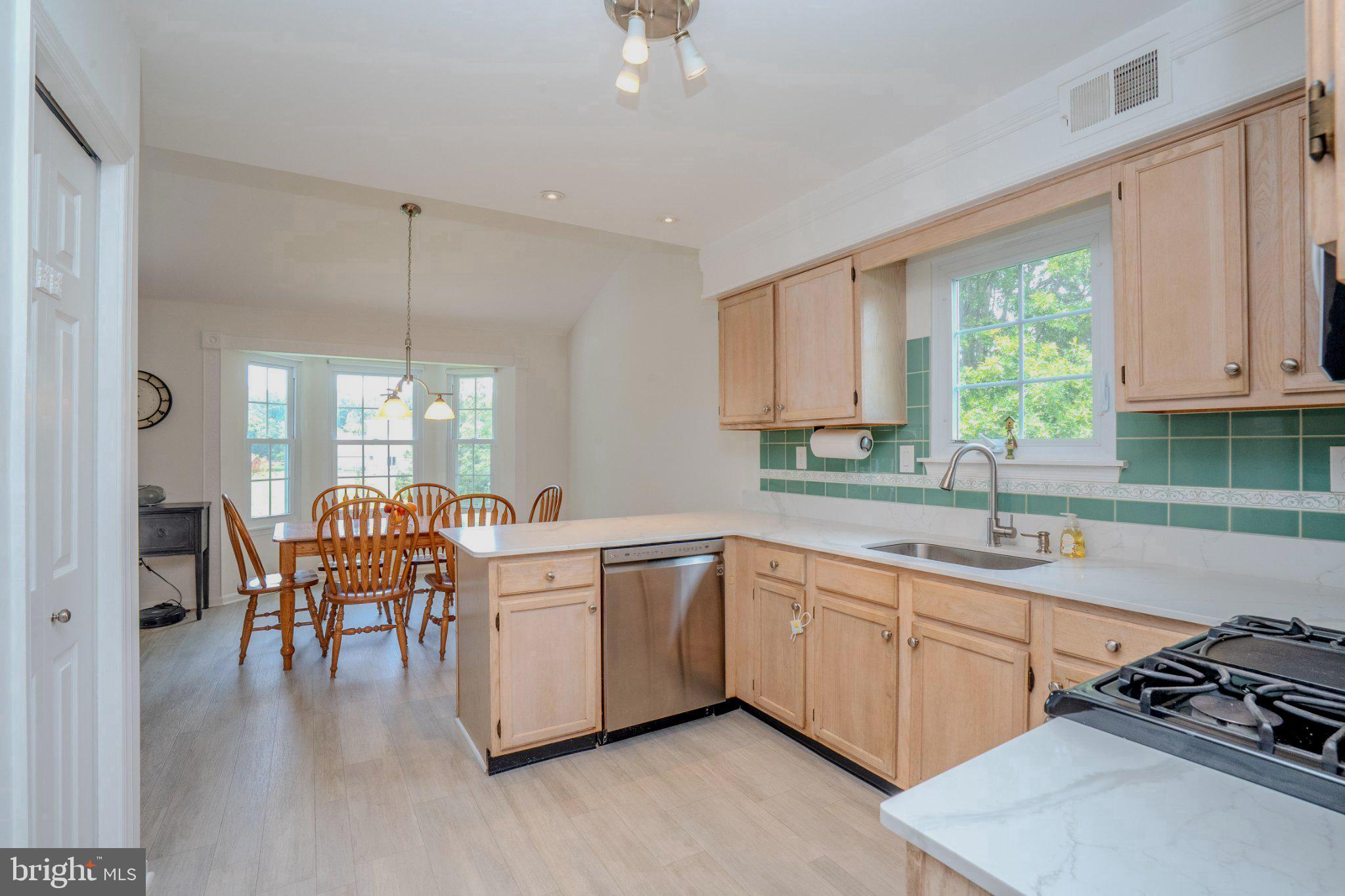 8 Amberfield Road Robbinsville, NJ 08691 - Photo 9 of 34 Eat-in Kitchen