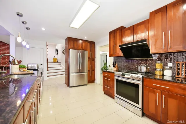 $1,430,000 | 116 Nottingham Road, Manhasset Hills, NY 11040