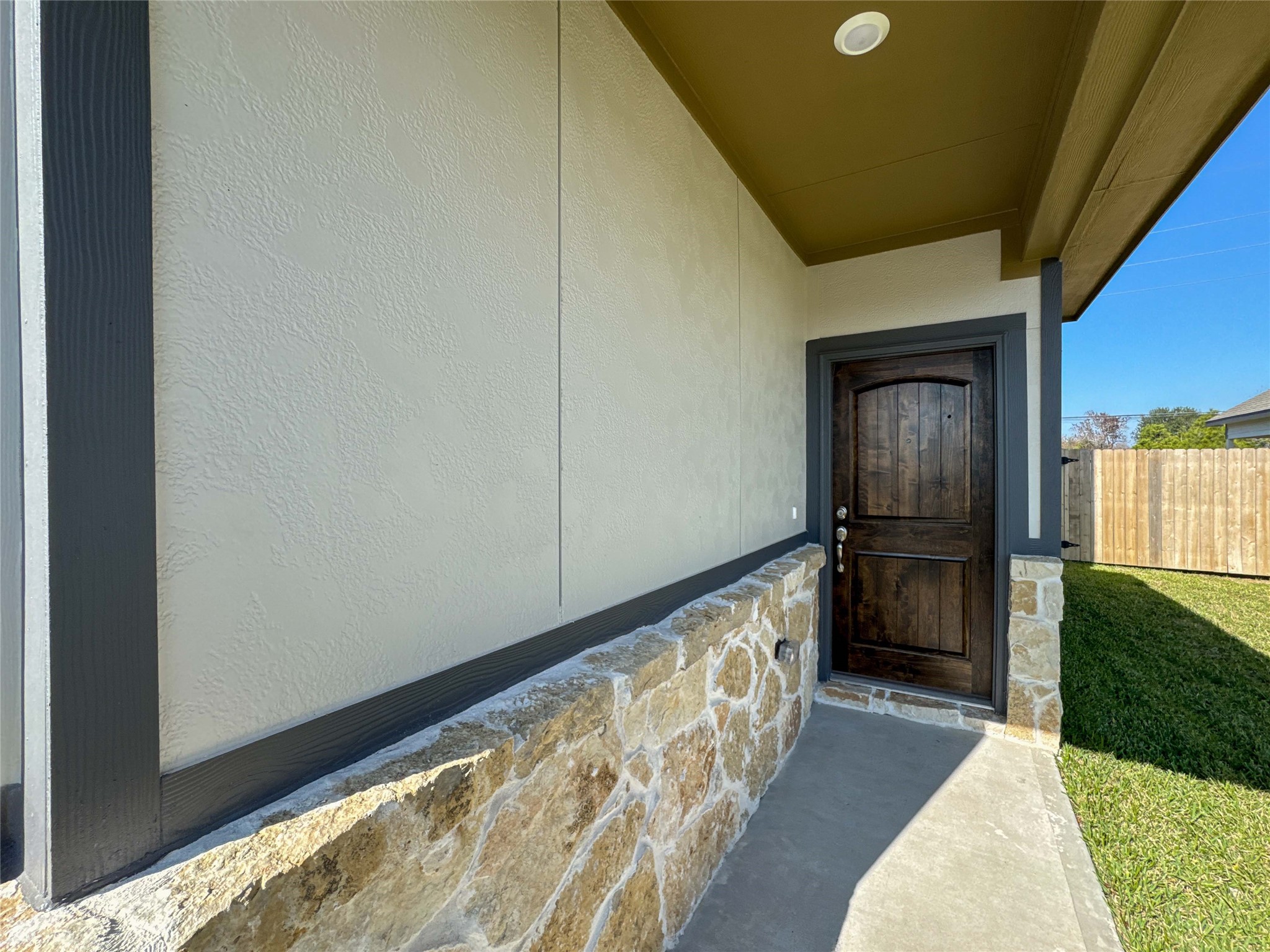 1115 Santee Court Rosharon, TX 77583 - Photo 3 of 24 a view of an entryway