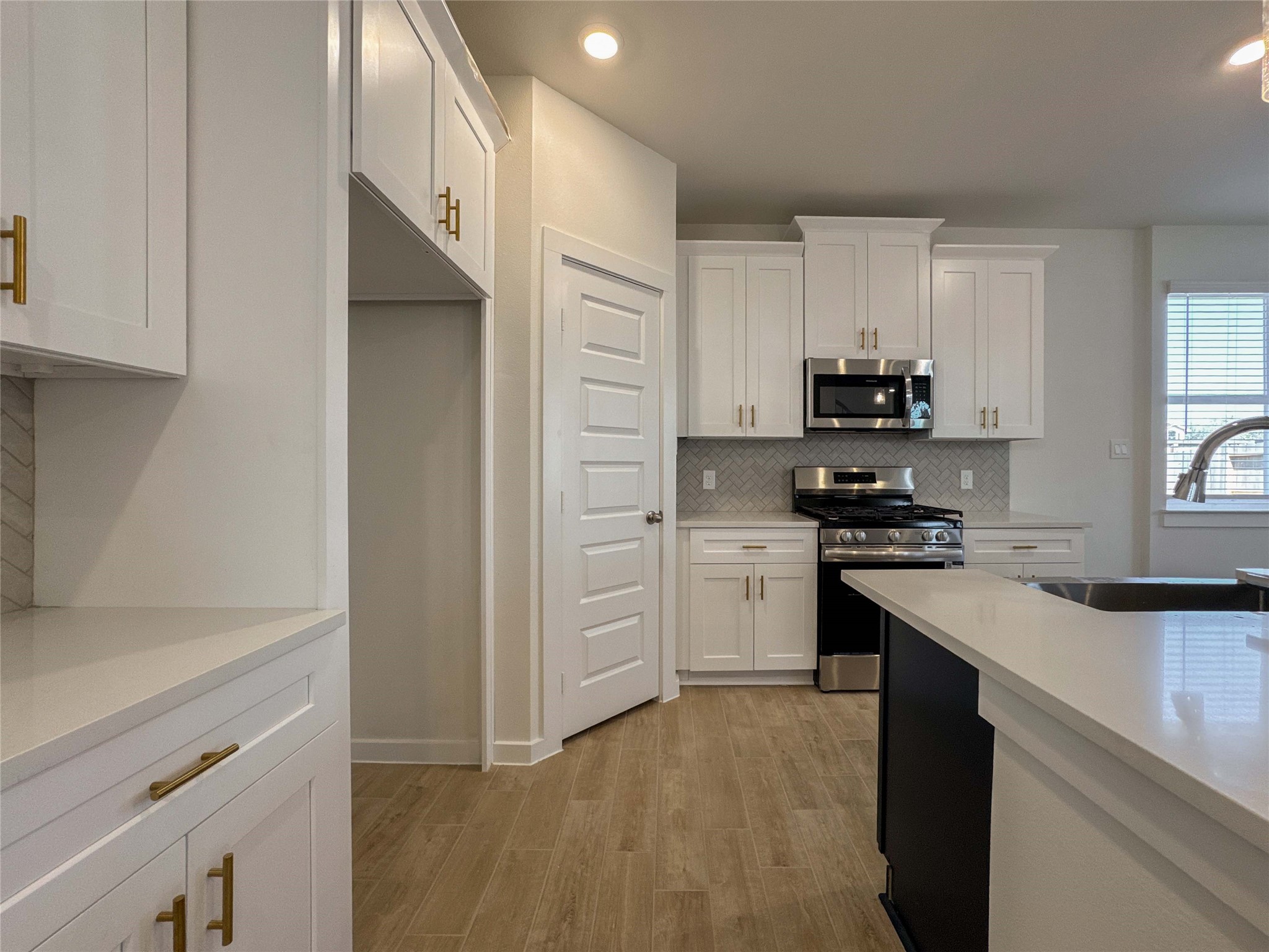 1115 Santee Court Rosharon, TX 77583 - Photo 7 of 24 a kitchen with a sink cabinets and stainless steel appliances