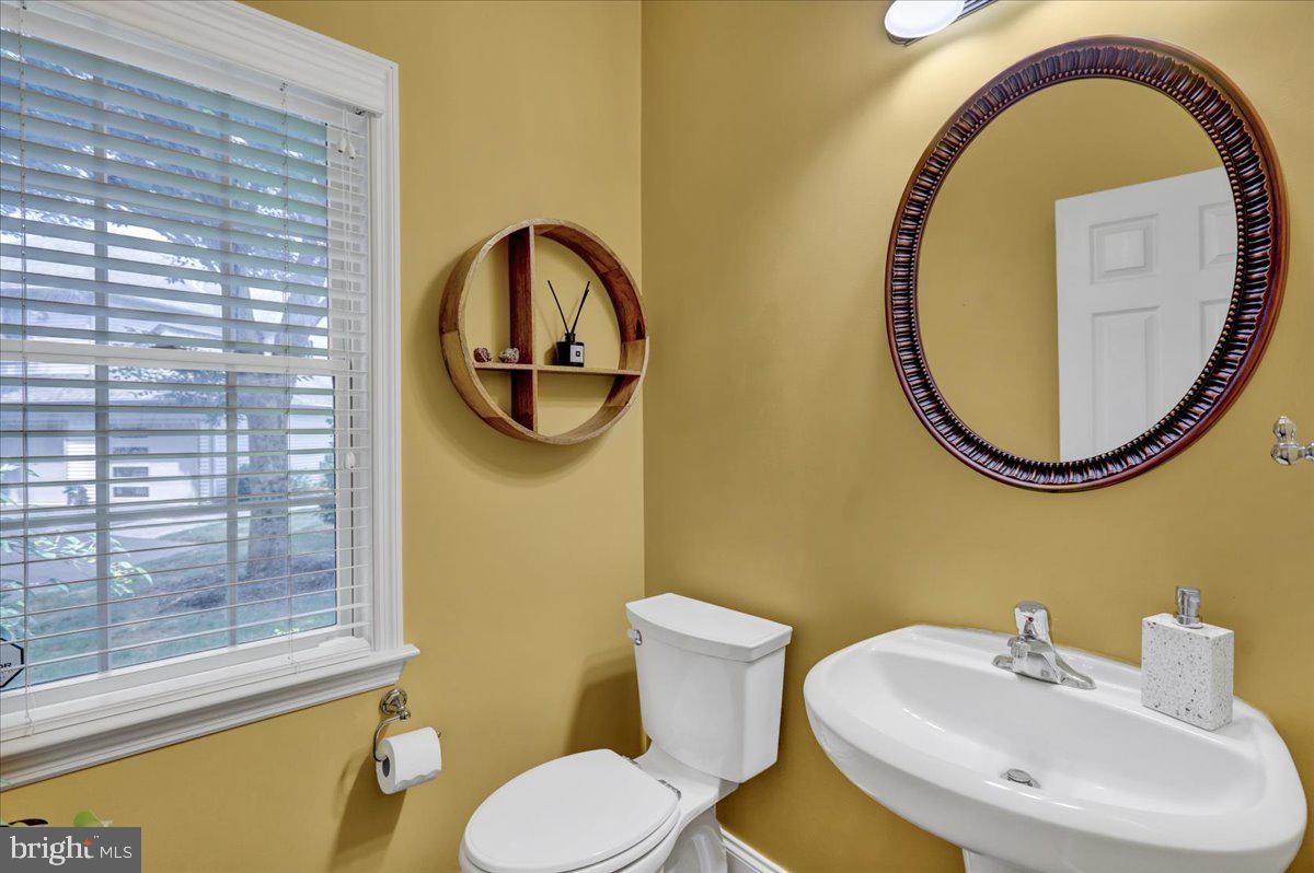 13 Ridgefield Drive Lancaster, PA 17602 - Photo 27 of 68 1st floor powder room
