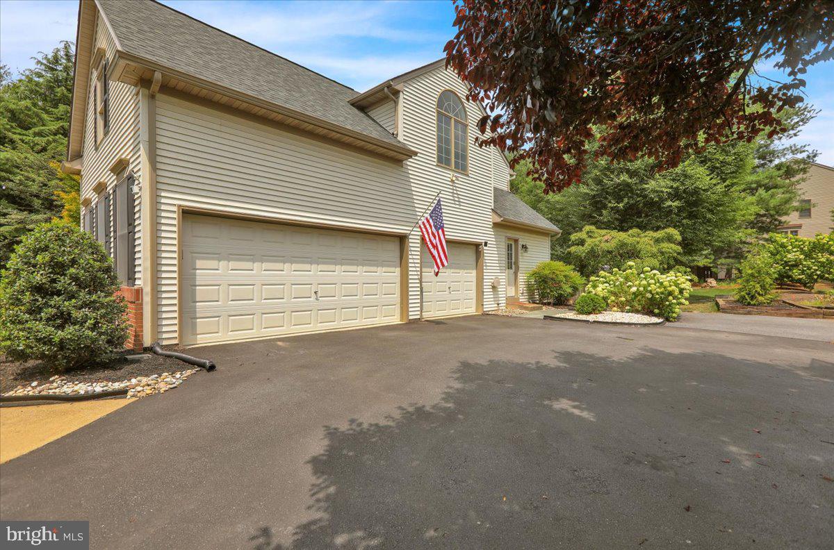 13 Ridgefield Drive Lancaster, PA 17602 - Photo 3 of 68 3 car garage