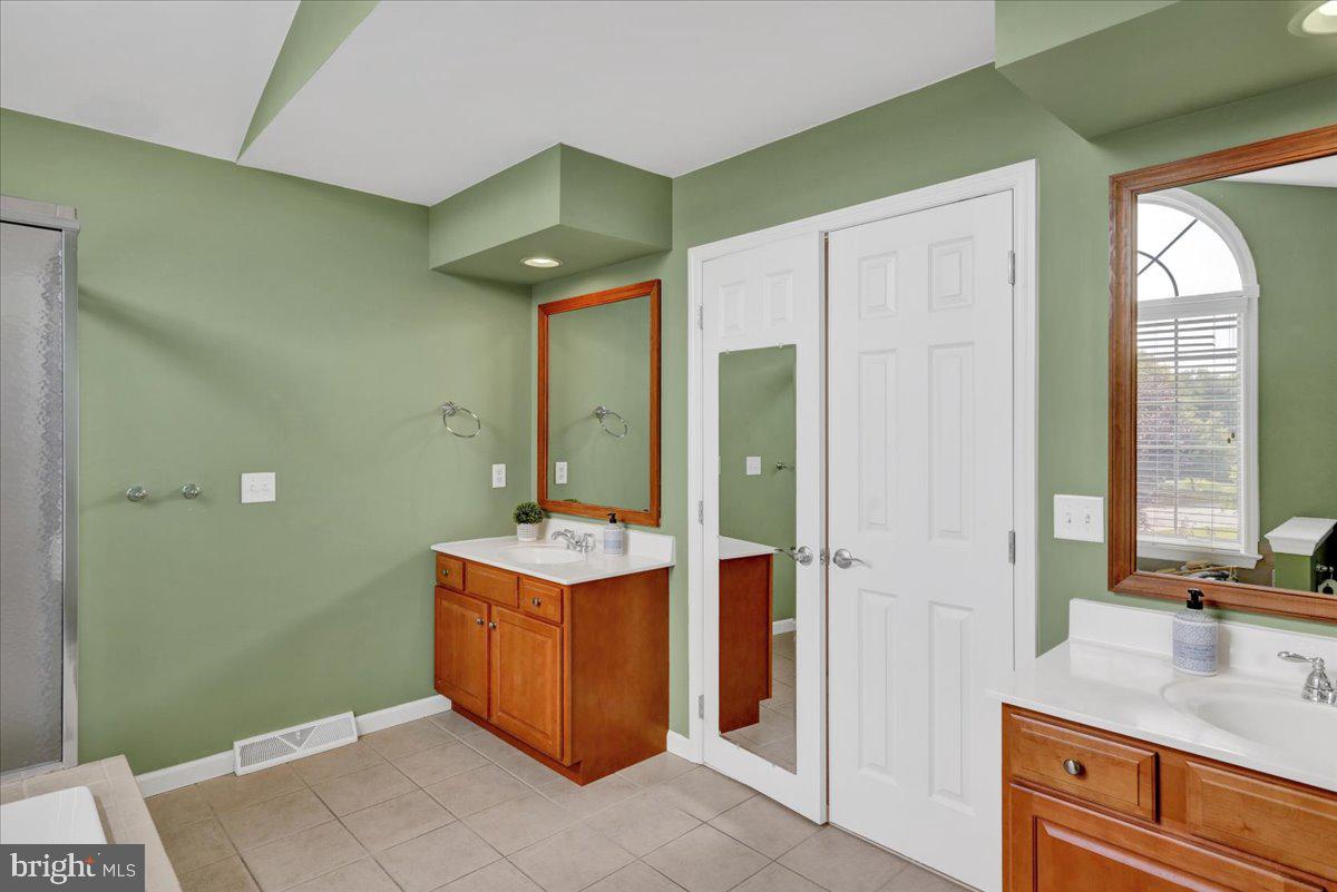 13 Ridgefield Drive Lancaster, PA 17602 - Photo 39 of 68 Separate vanities