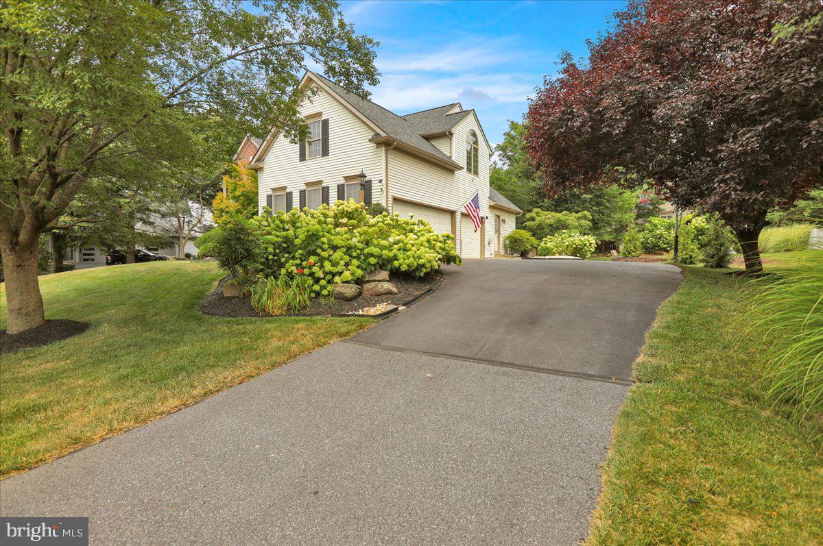 13 Ridgefield Drive Lancaster, PA 17602 - Photo 66 of 68 Large driveway