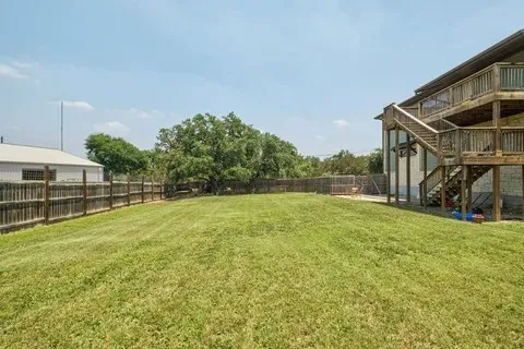 a view of a backyard