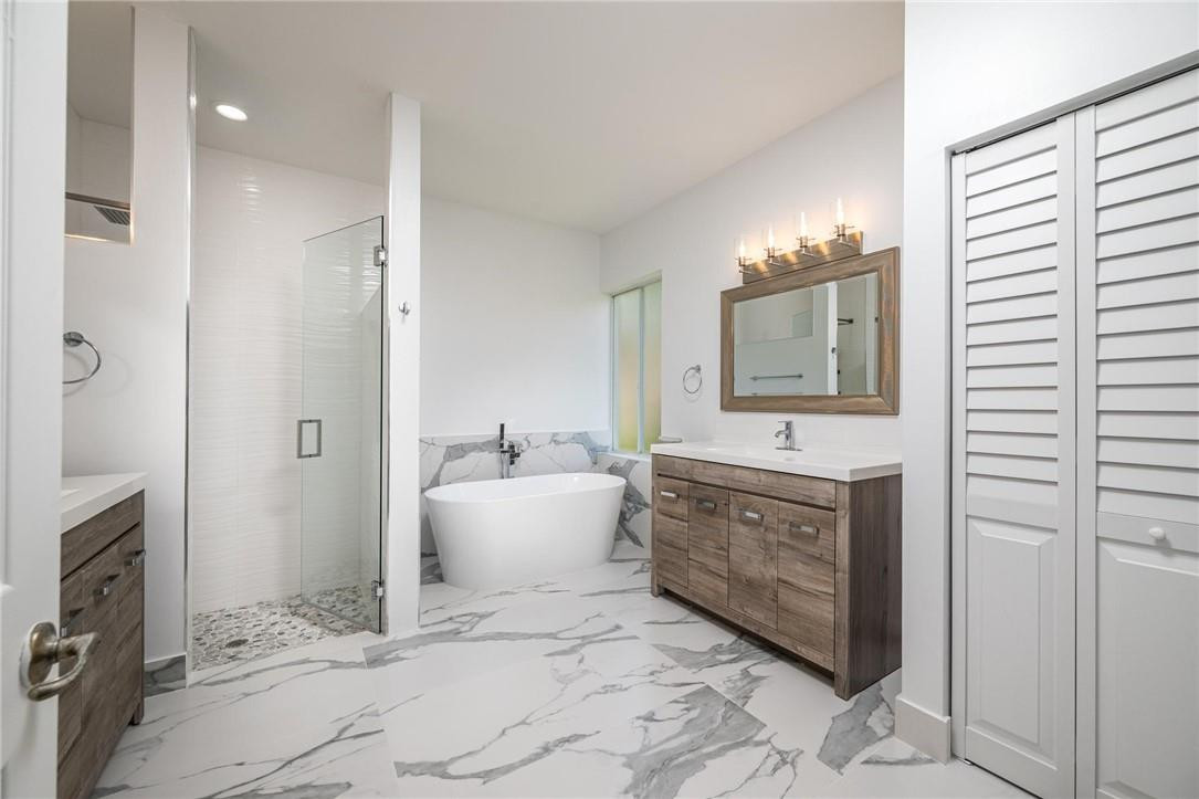 3759 Oak Ridge Circle Weston, FL 33331 - Photo 12 of 31 a spacious bathroom with a tub sink and mirror