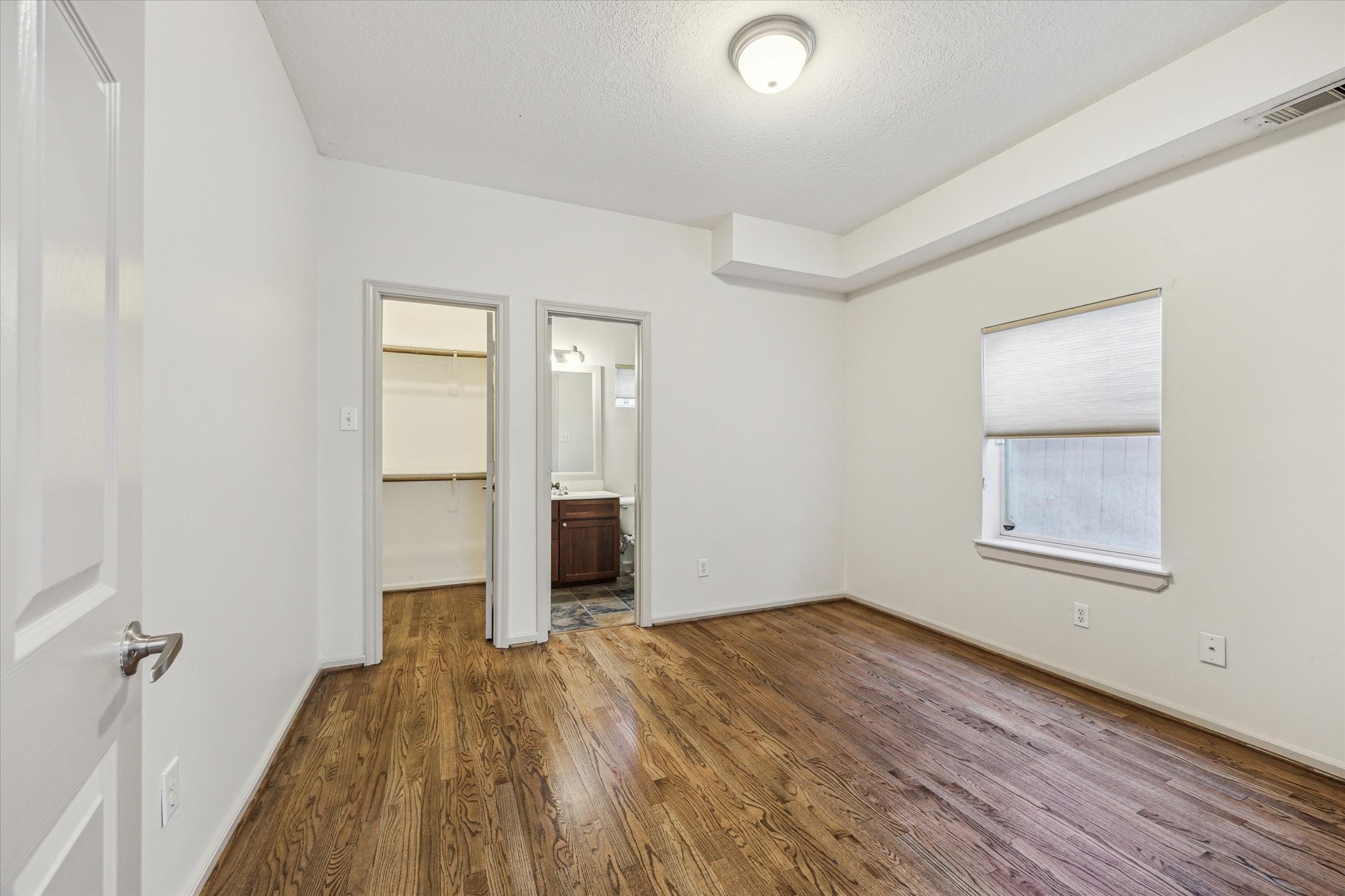 5334 Kiam Street, Unit C Houston, TX 77007 - Photo 5 of 23 an empty room with windows and closet