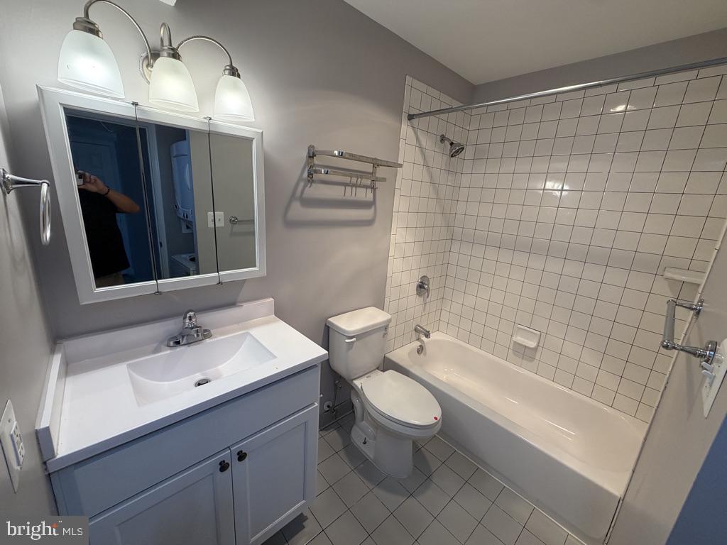 3216 Spartan Road, Unit 40 Olney, MD 20832 - Photo 14 of 35 Hallway Full Bathroom