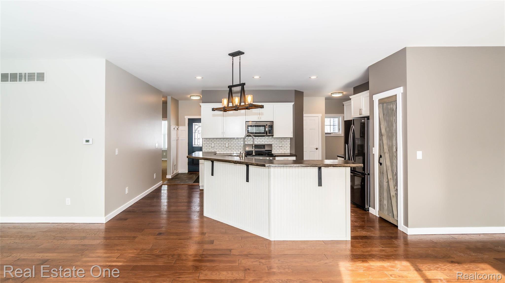 4018 Hartland Road Hartland, MI 48353 - Photo 26 of 54 Dining Room to Kitchen