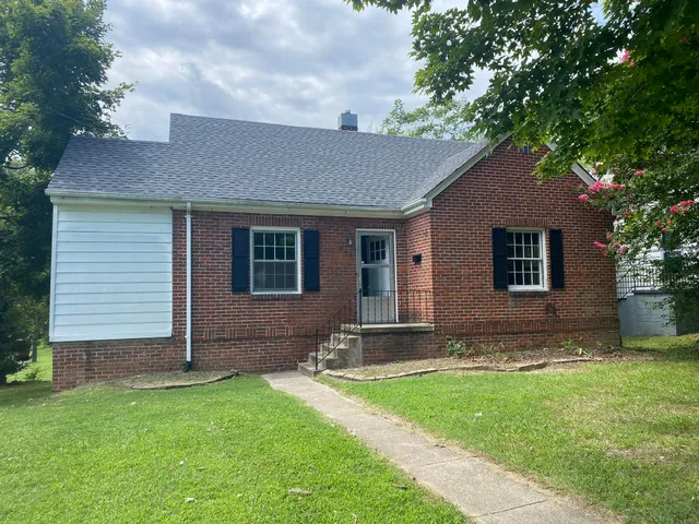 a view of front of a house with a yard