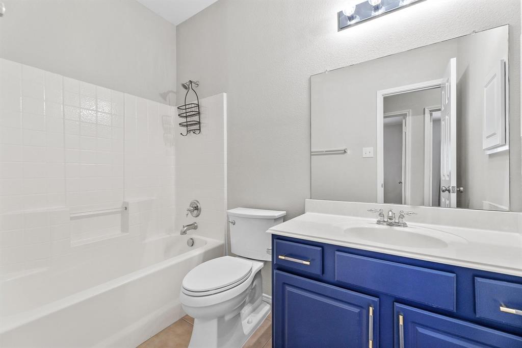 5812 Pebble Ridge Drive McKinney, TX 75070 - Photo 10 of 29 a bathroom with a sink a toilet and a bathtub