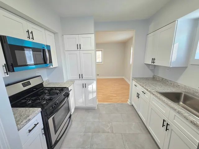 $2,600 | 324 Rosewood Avenue, Aurora, IL 60505