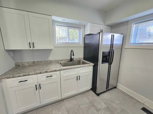 $2,600 | 324 Rosewood Avenue, Aurora, IL 60505