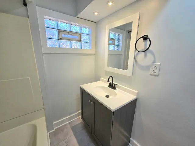 $2,600 | 324 Rosewood Avenue, Aurora, IL 60505