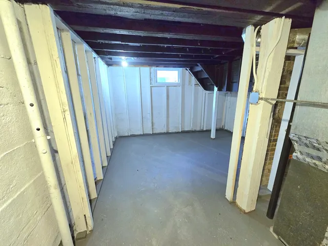 $2,600 | 324 Rosewood Avenue, Aurora, IL 60505