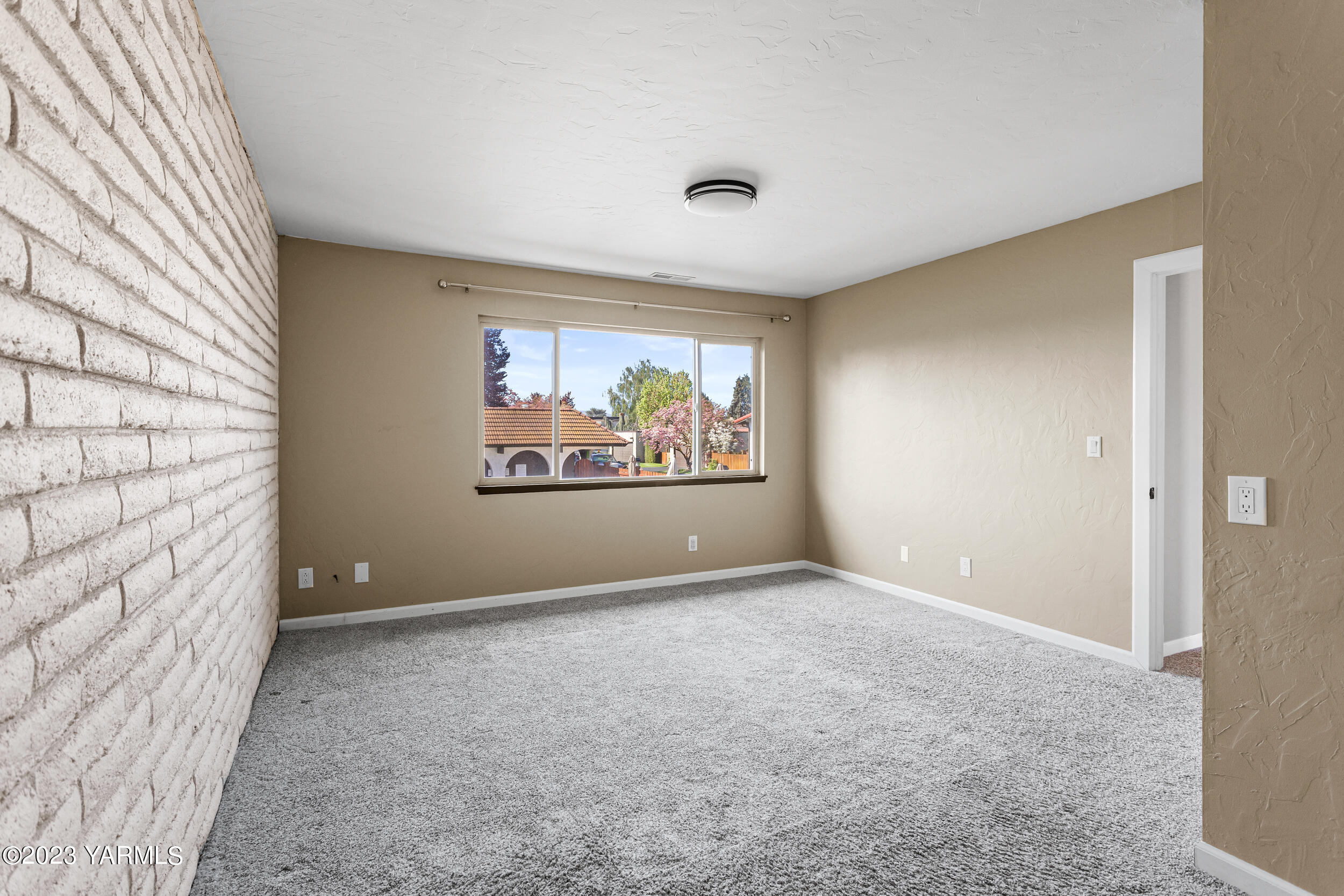 1 Crest Circle Yakima, WA 98908 - Photo 20 of 30 a view of an empty room with painting on the wall