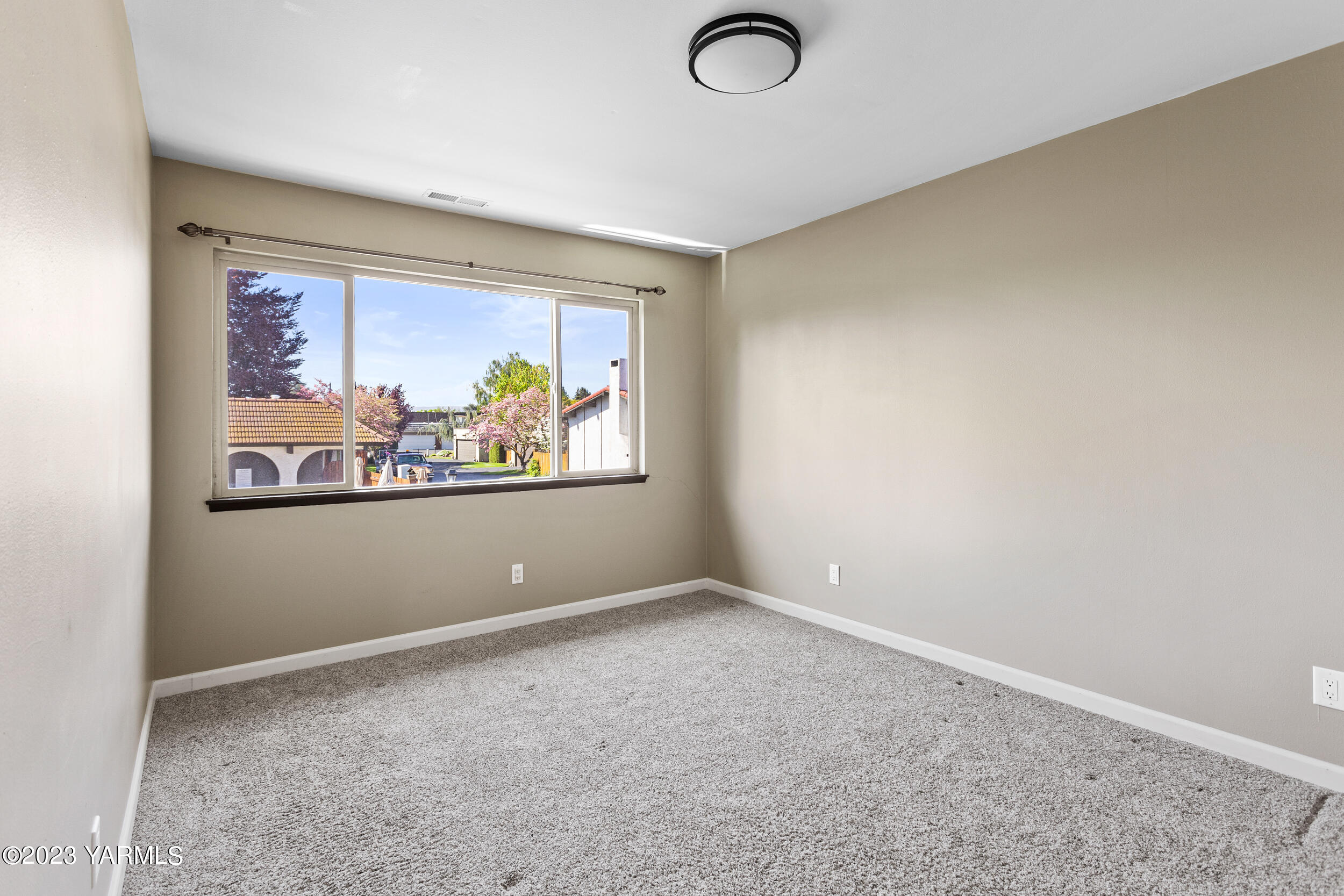 1 Crest Circle Yakima, WA 98908 - Photo 22 of 30 an empty room with window