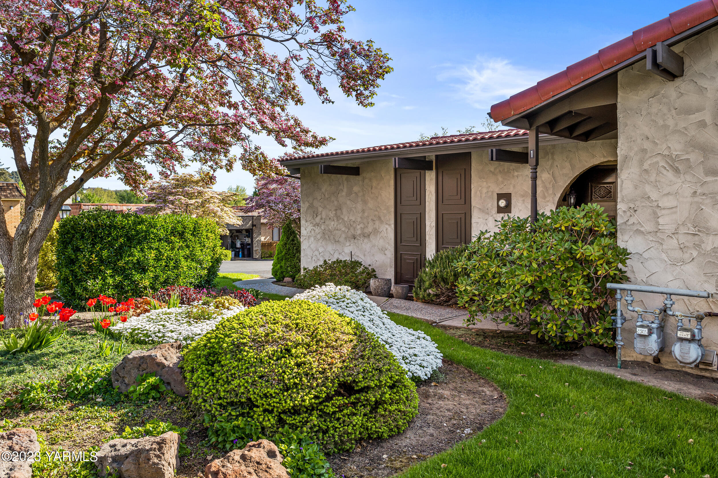 1 Crest Circle Yakima, WA 98908 - Photo 3 of 30 a front view of a house with a yard