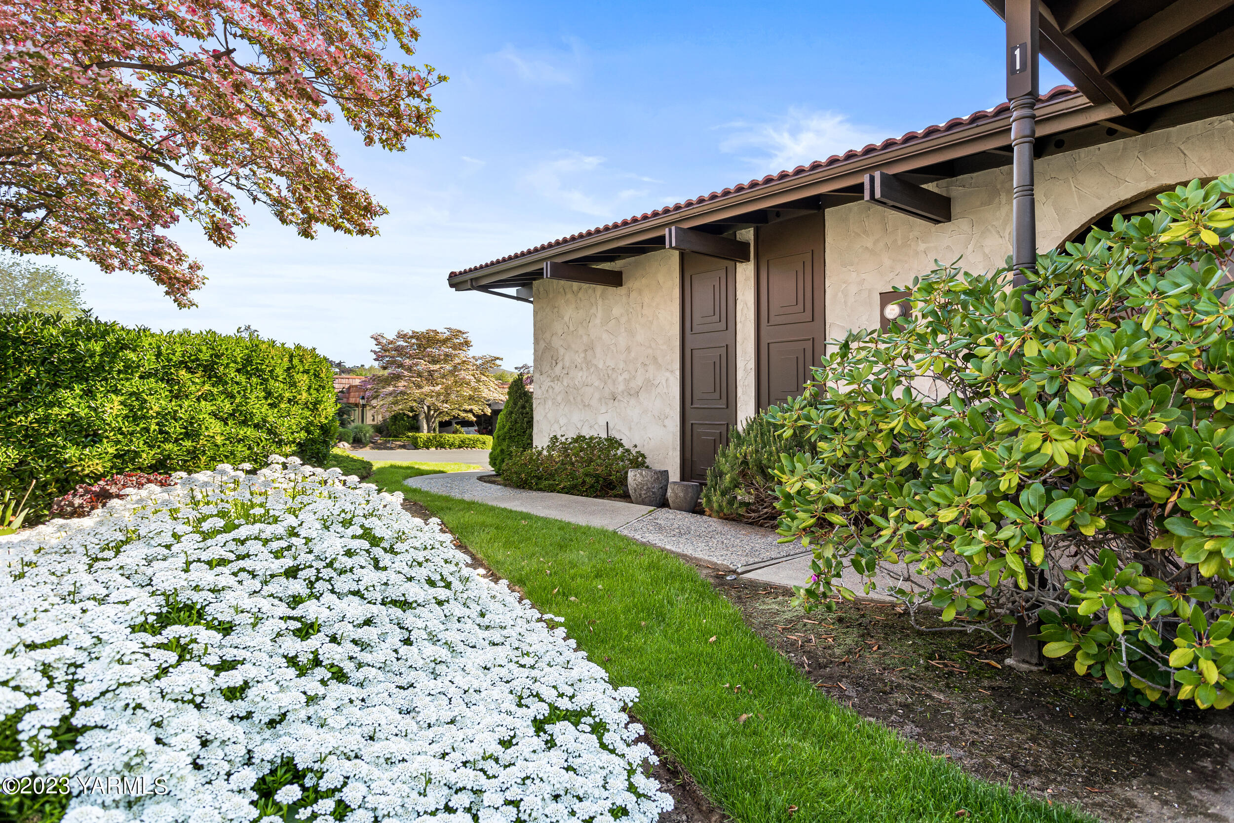 1 Crest Circle Yakima, WA 98908 - Photo 4 of 30 front view of a house with a garden