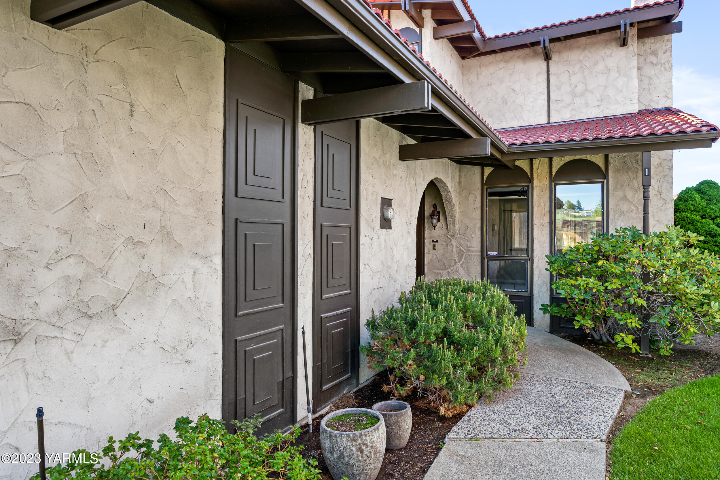 1 Crest Circle Yakima, WA 98908 - Photo 5 of 30 a front view of a house with garden