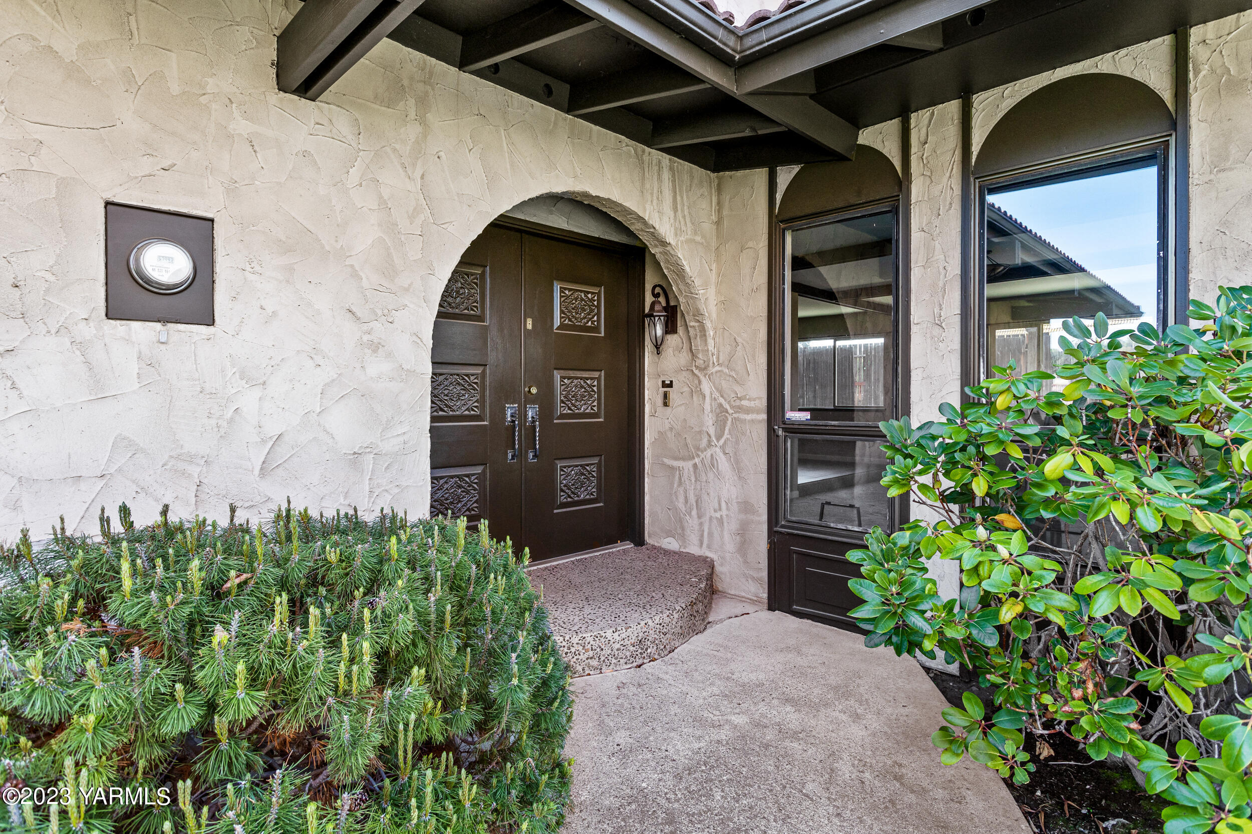 1 Crest Circle Yakima, WA 98908 - Photo 6 of 30 a front view of a house with garden