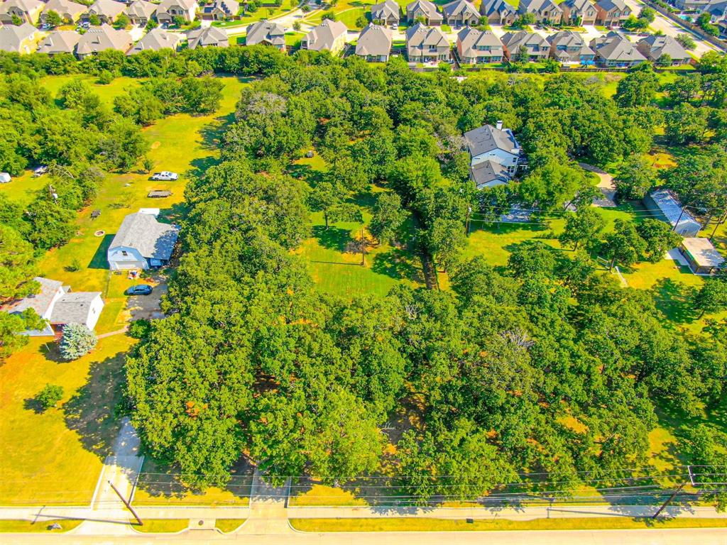 2801 Russell Road Arlington, TX 76001 - Photo 11 of 26 a backyard of a house with lots of green space and garden