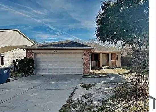 a view of a house with backyard