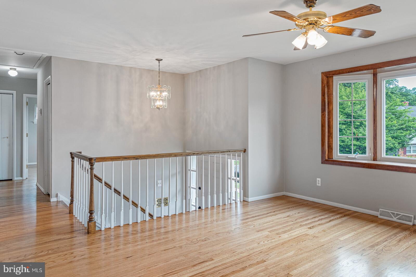 1100 Stinsford Road Newark, DE 19713 - Photo 2 of 20 Gleaming Hardwoods