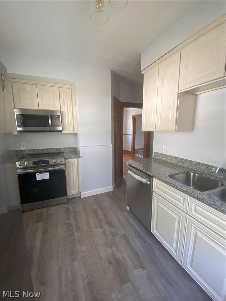 899 Clarence Road Cleveland Heights, OH 44121 - Photo 9 of 24 Kitchen