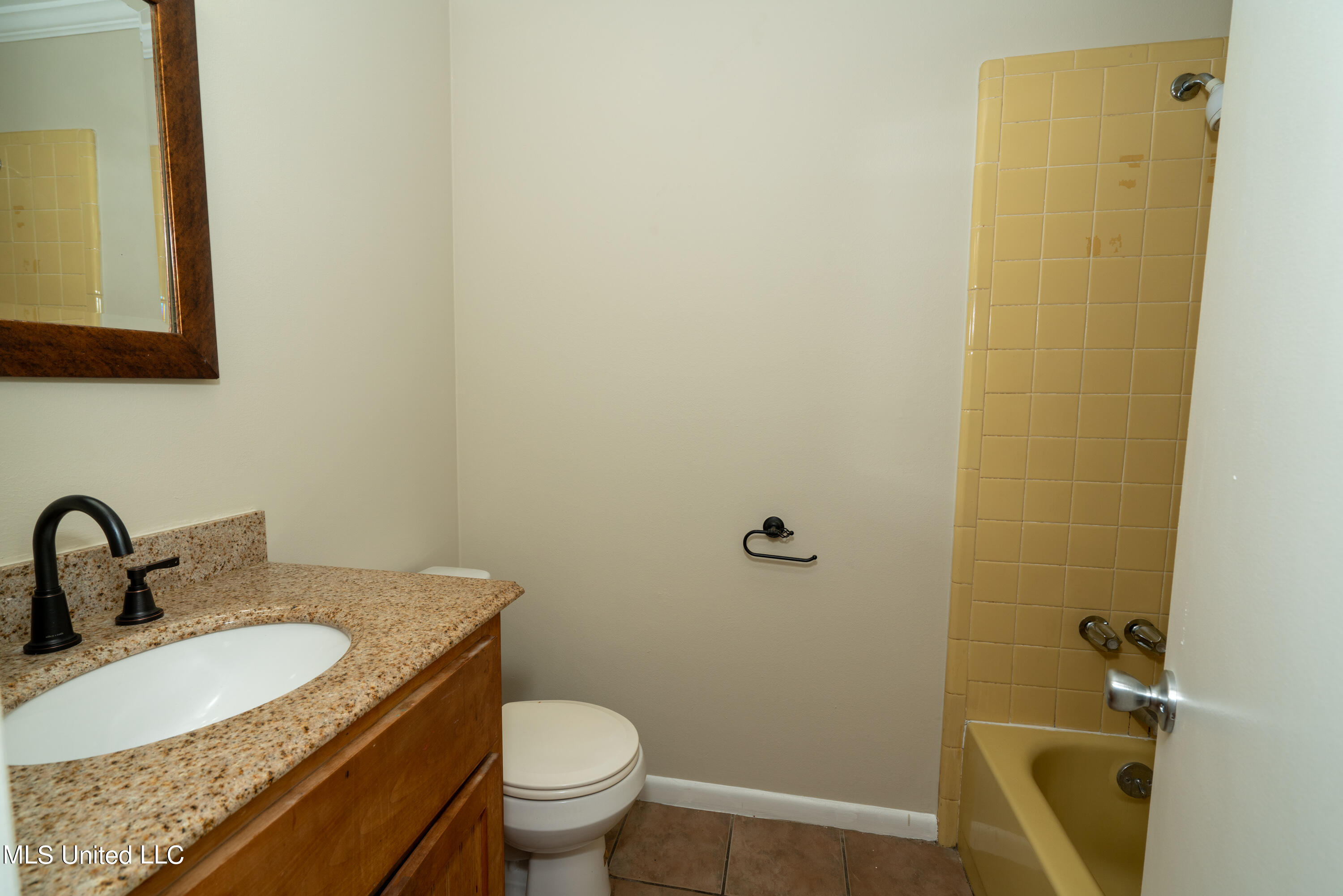 5168 Beatline Road-Hall Bath