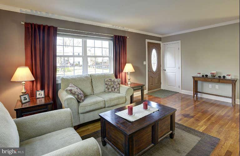 6241 Gilston Park Road Baltimore, MD 21228 - Photo 2 of 25 Living Room