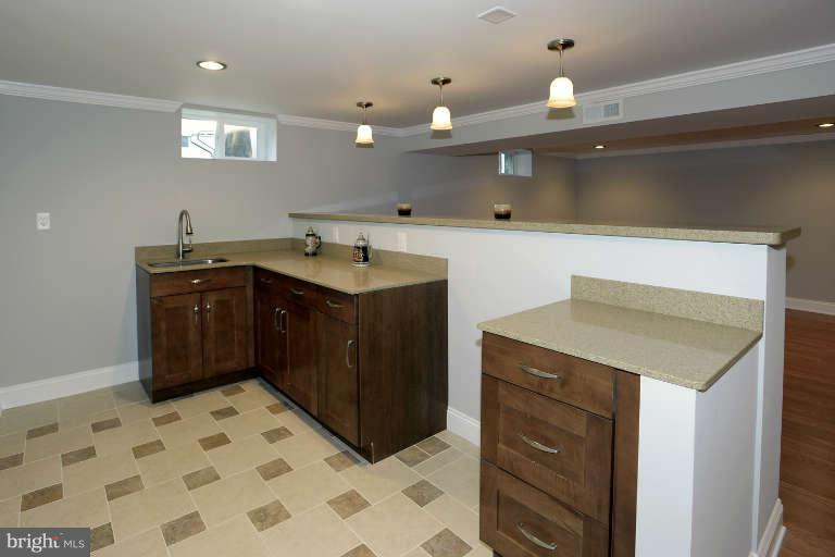 6241 Gilston Park Road Baltimore, MD 21228 - Photo 19 of 25 Wet Bar