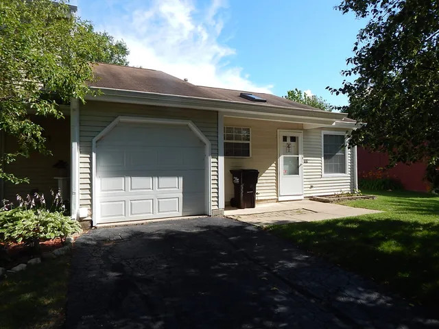 $230,000 | 727 Nantucket Way, Island Lake, IL 60042