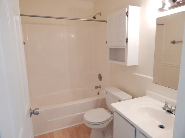 $230,000 | 727 Nantucket Way, Island Lake, IL 60042