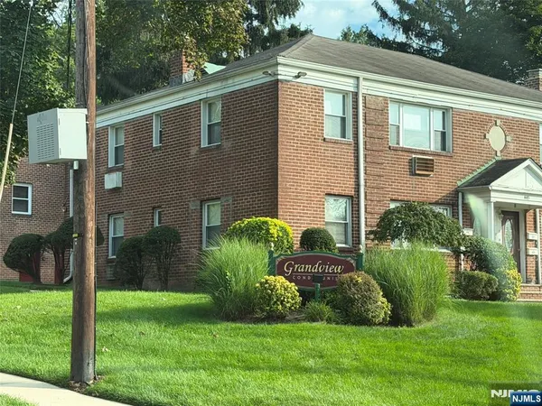 $2,650 | 184 Hillside Avenue, Unit I2, Leonia, NJ 07605