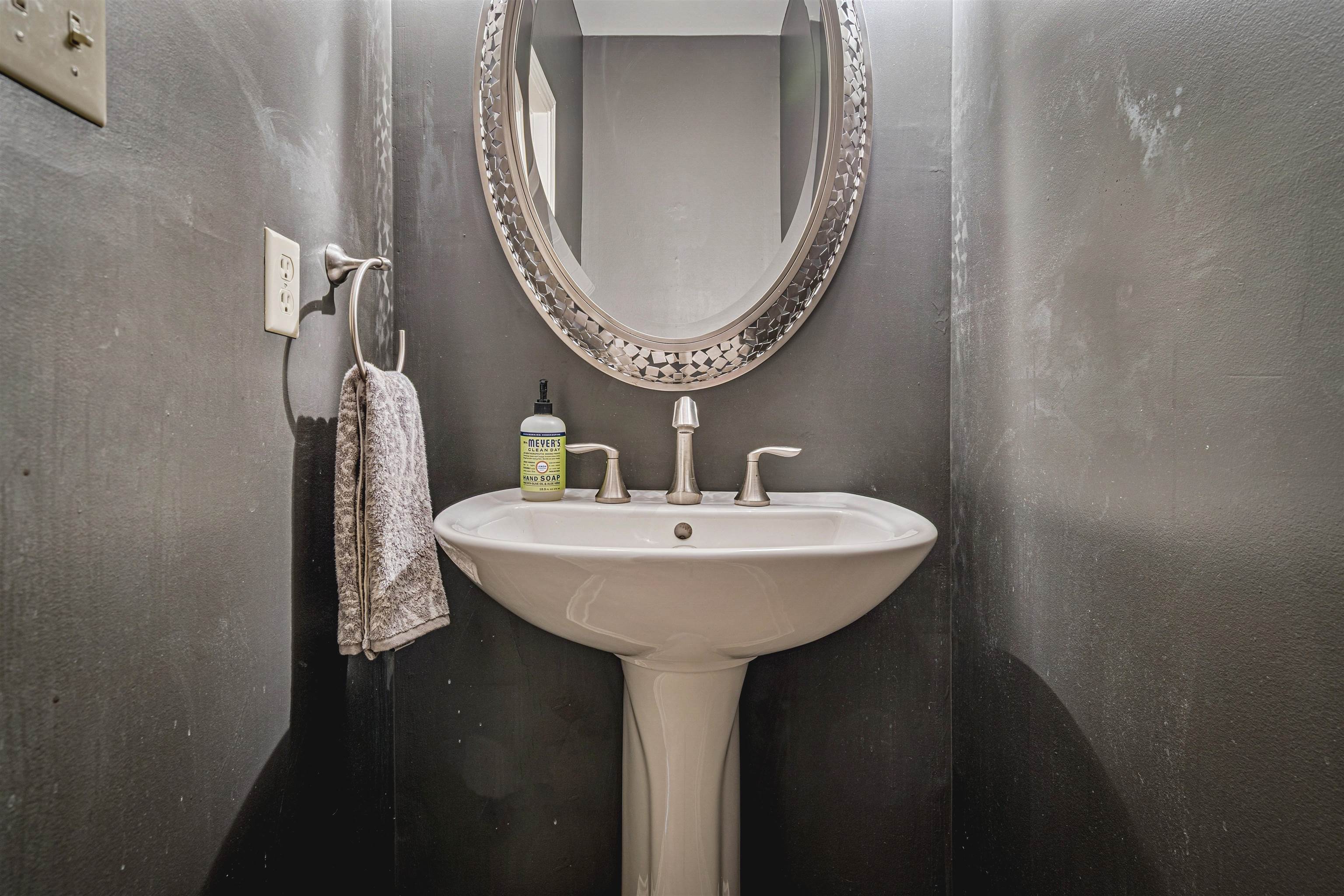 942 Harbor Bend Road Memphis, TN 38103 - Photo 13 of 25 a bathroom with a sink and a mirror