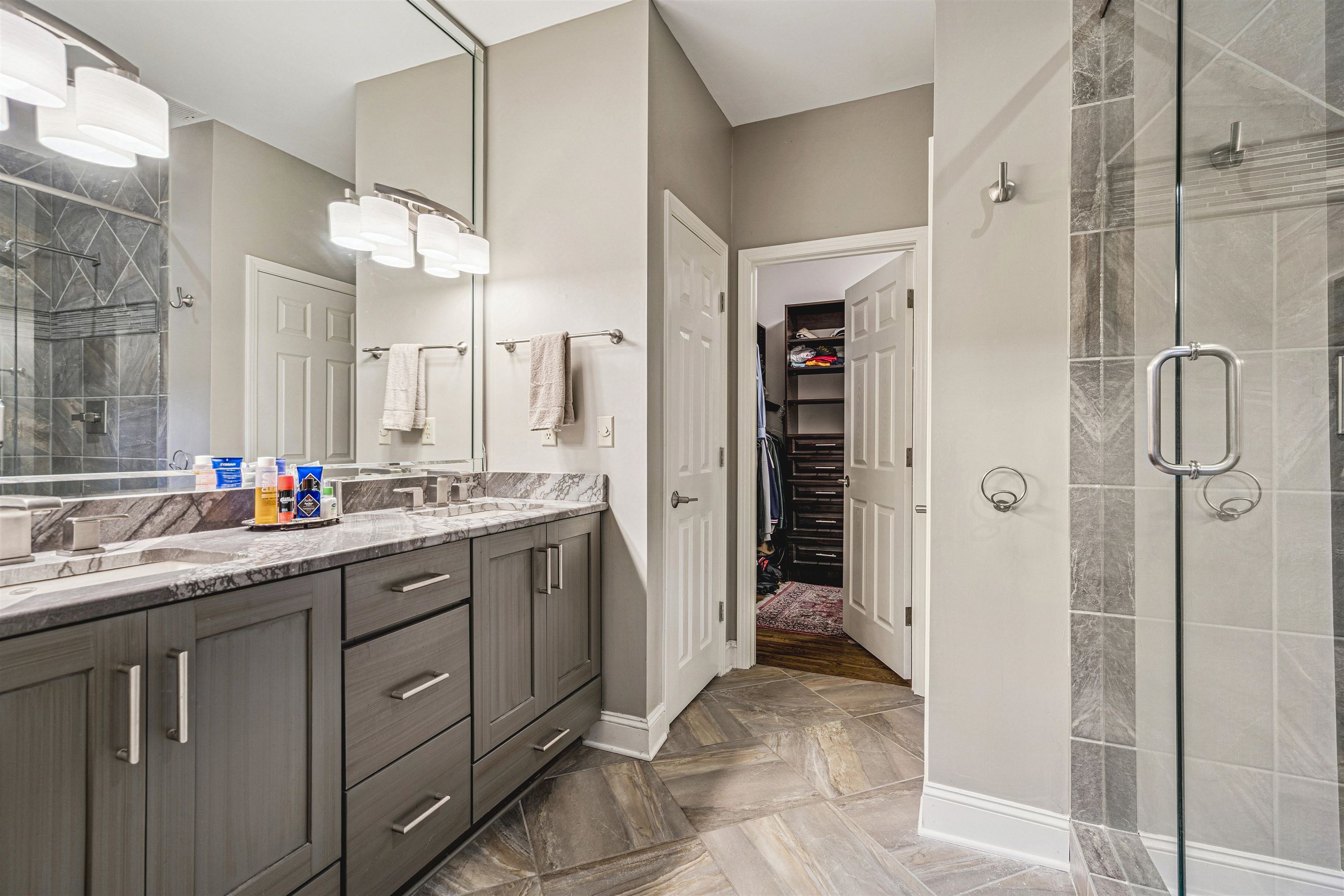 942 Harbor Bend Road Memphis, TN 38103 - Photo 17 of 25 a spacious bathroom with a shower sink and mirror