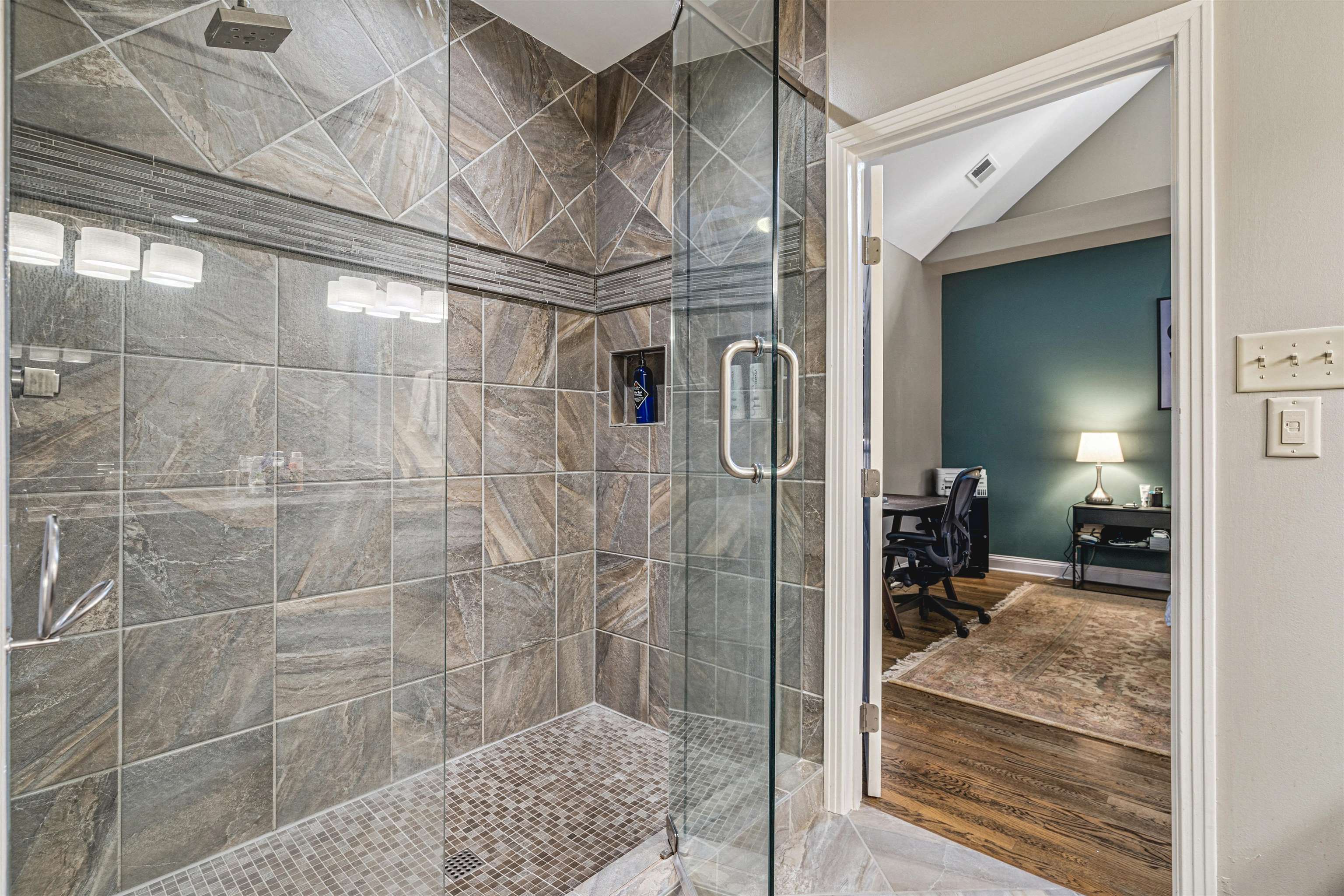 942 Harbor Bend Road Memphis, TN 38103 - Photo 18 of 25 a bathroom with a shower