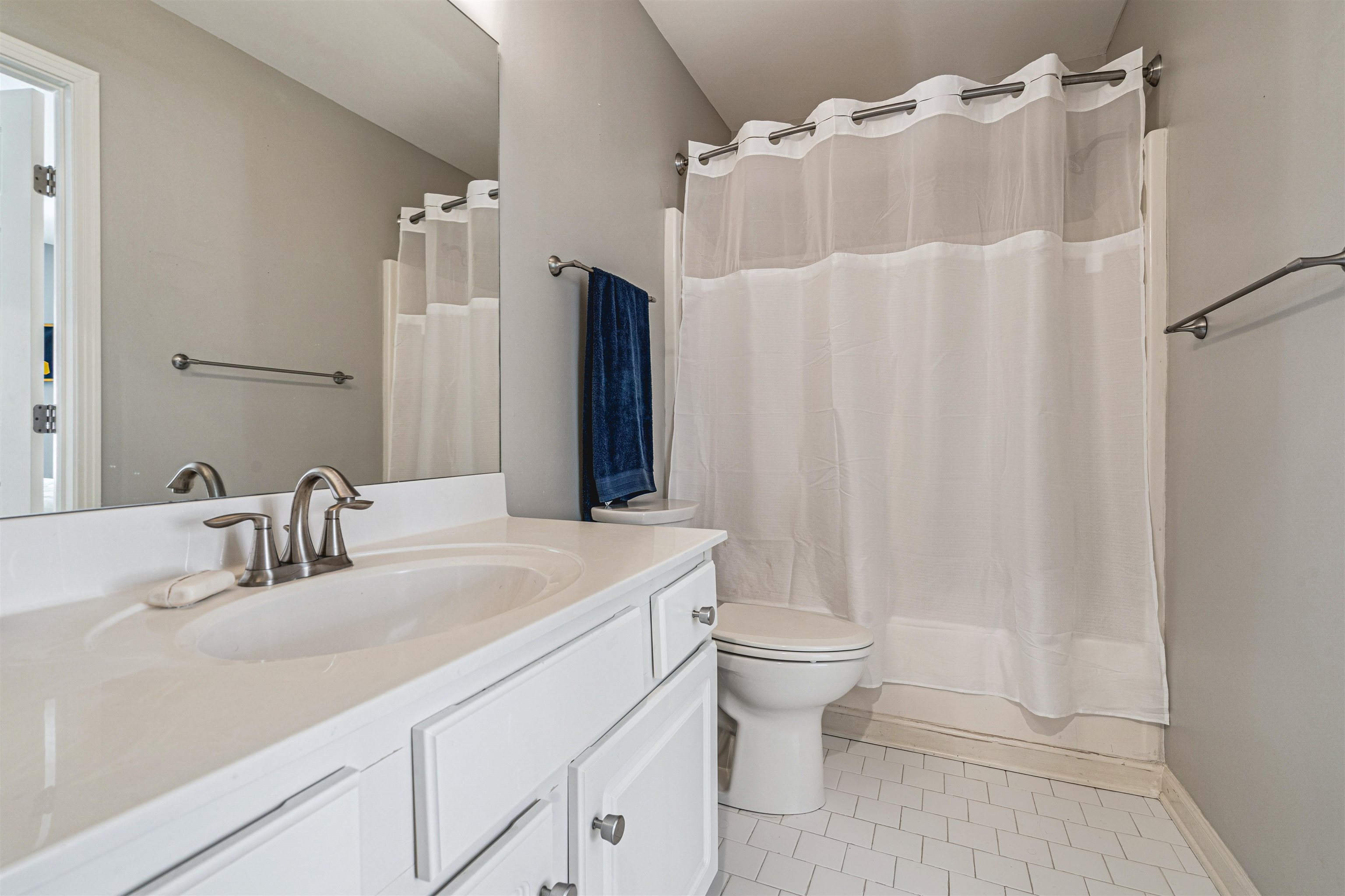 942 Harbor Bend Road Memphis, TN 38103 - Photo 21 of 25 a bathroom with a sink toilet and shower