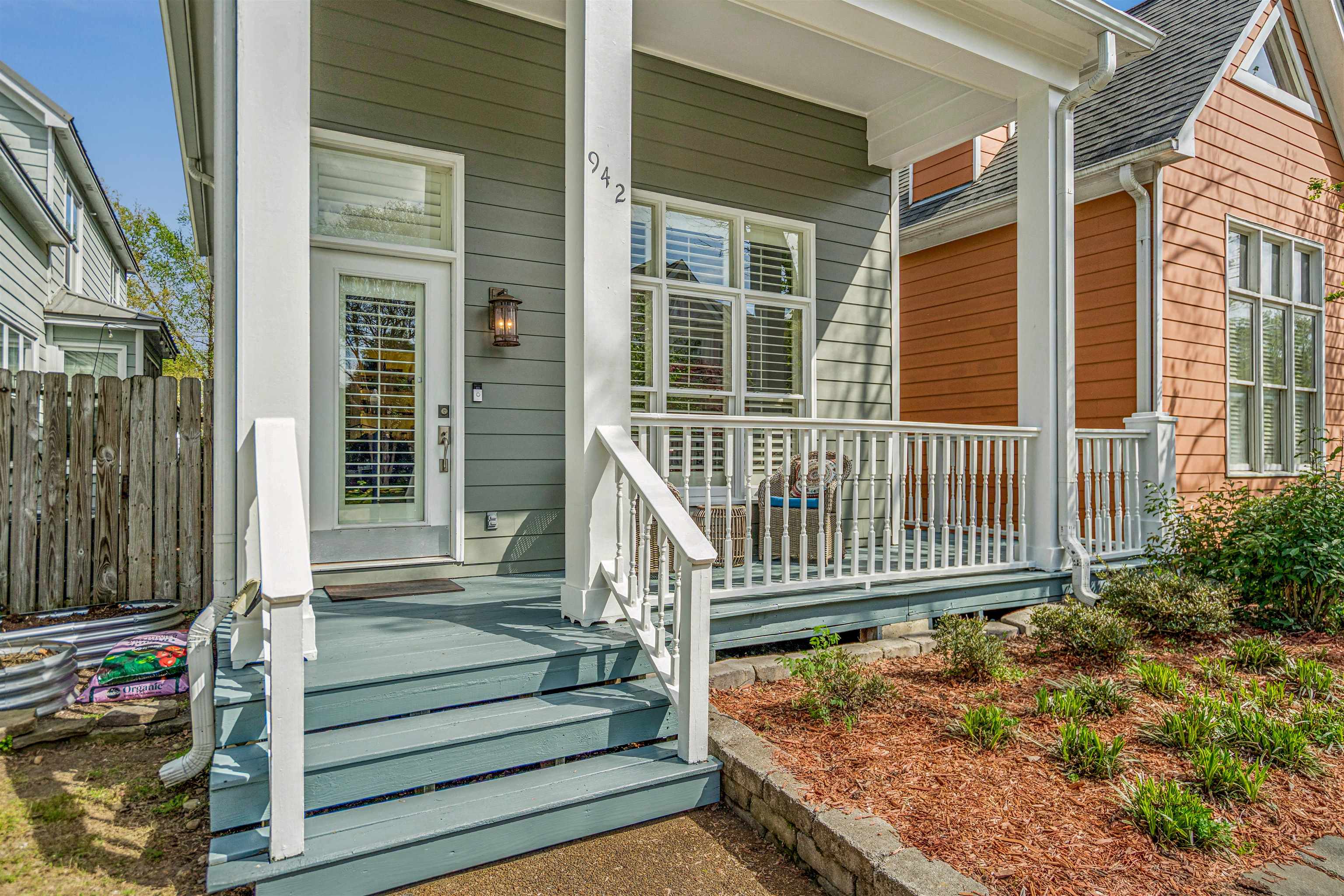 942 Harbor Bend Road Memphis, TN 38103 - Photo 3 of 25 a view of stairs and wooden deck
