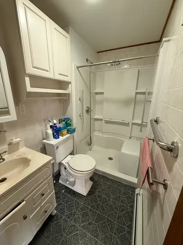 $2,750 | 97 Friend Street, Unit B, Amesbury, MA 01913