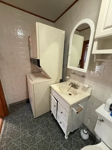 $2,750 | 97 Friend Street, Unit B, Amesbury, MA 01913