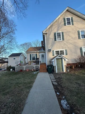 $2,750 | 97 Friend Street, Unit B, Amesbury, MA 01913