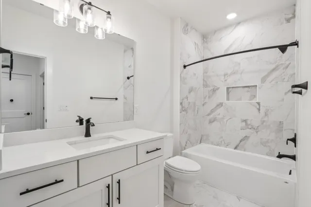 $595,900 | 2127 Bluestem Drive, Unit 101, Waukesha, WI 53188