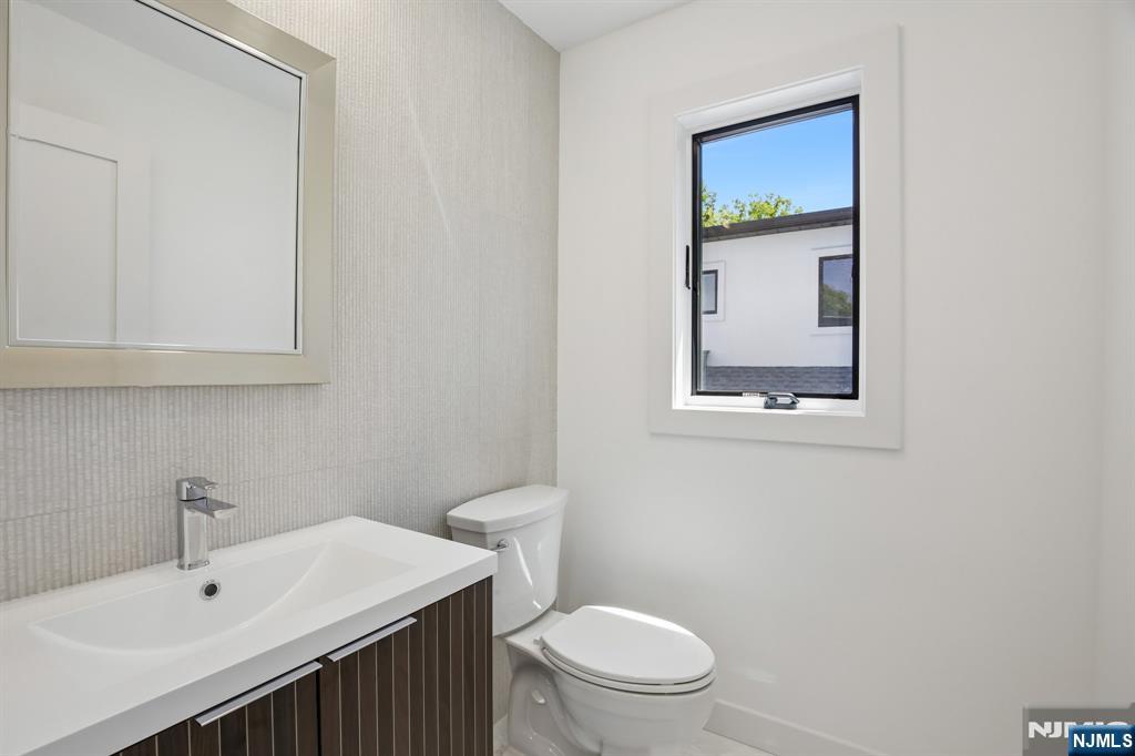 2189 Jones Road Fort Lee, NJ 07024 - Photo 26 of 32