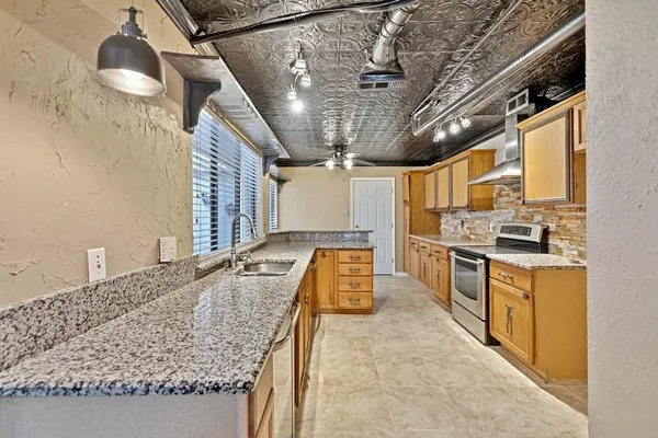 $2,400 | 26 Oakbrook Drive, Lewisville, TX 75057