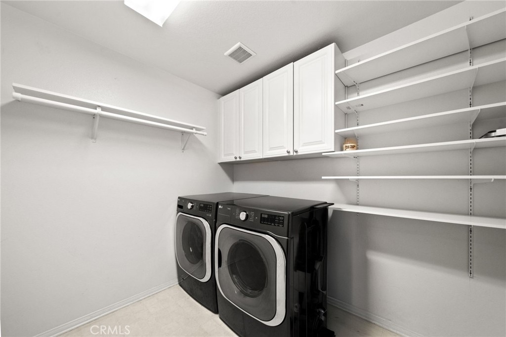 11345 Sanders Street Beaumont, CA 92223 - Photo 27 of 56 a utility room with dryer and washer
