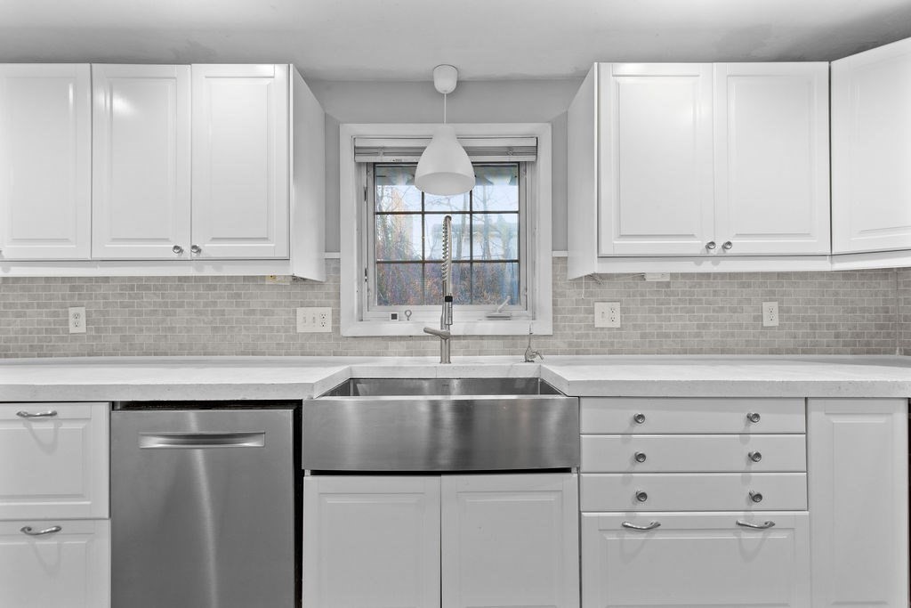 95 Royal Road Brockton, MA 02302 - Photo 4 of 22