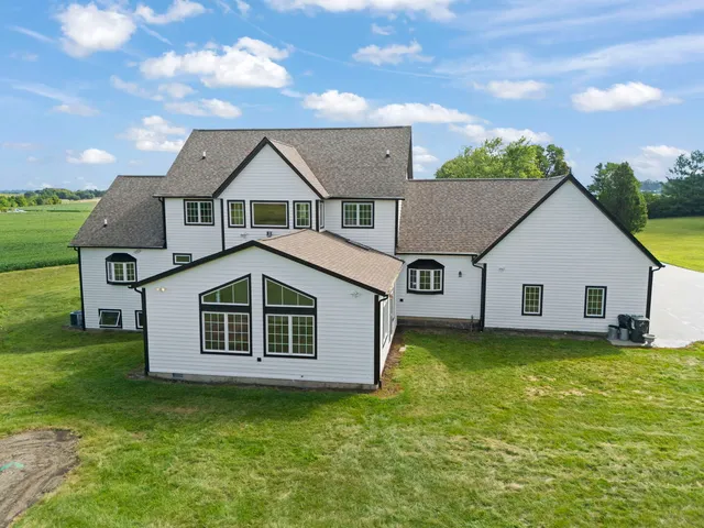 $949,000 | 5065 East Sleepy Hollow Road, Earlville, IL 60518